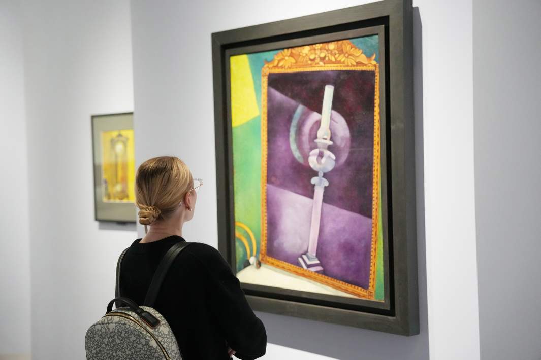 Посетительница на выставке «Марк Шагал. Радость земного притяжения»