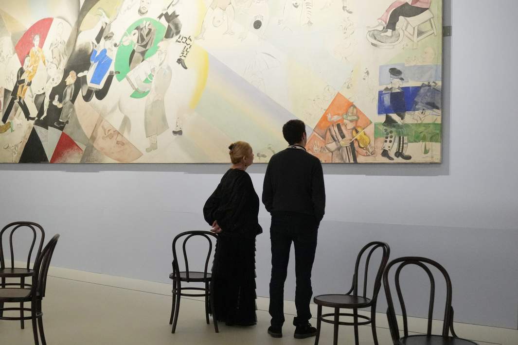 Посетители на выставке «Марк Шагал. Радость земного притяжения»