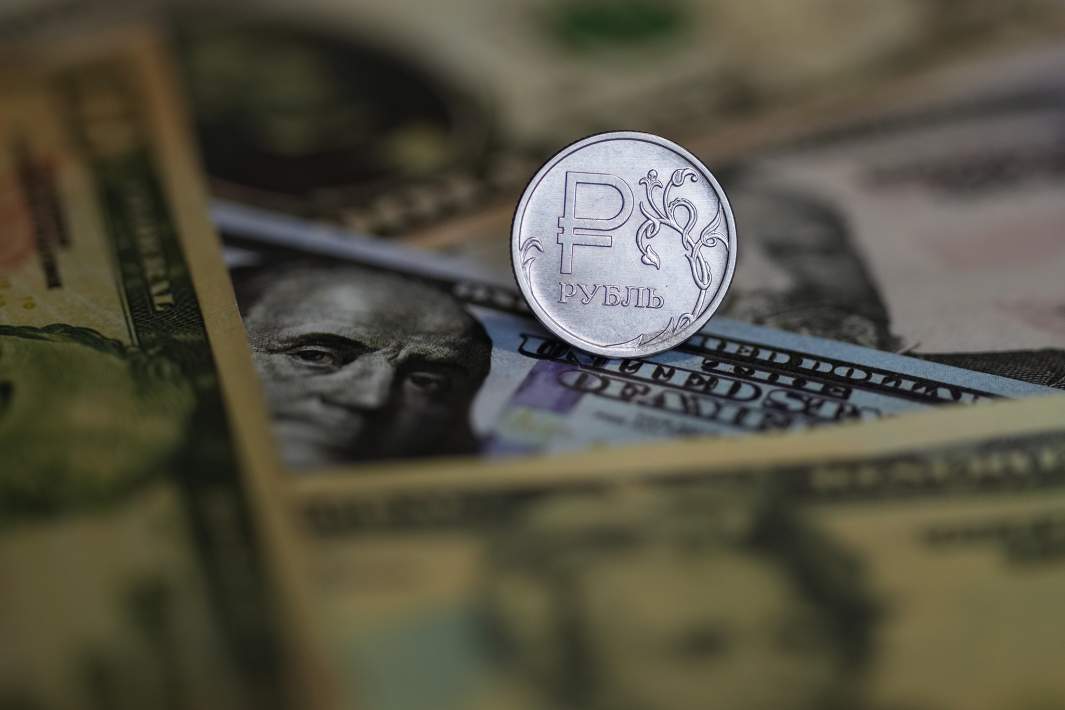 Рубль на долларовых банкнотах 