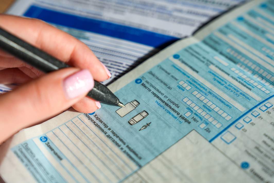 Девушка заполняет Европротокол при ДТП