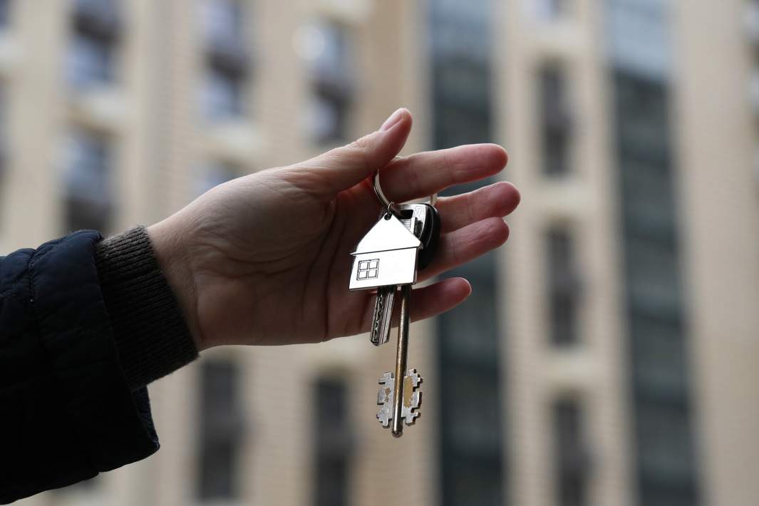 Ключи от квартиры в руках 