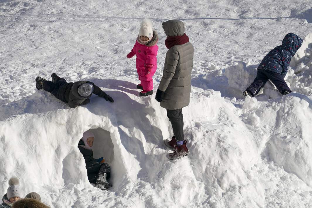 Дети играют в снегу на улице