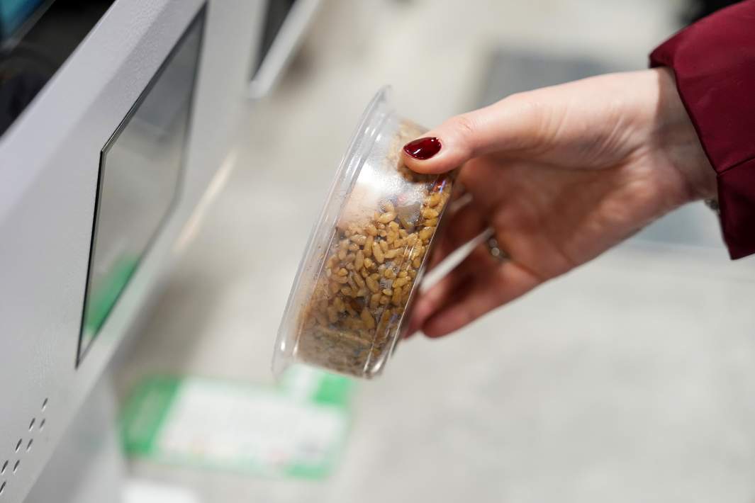 Покупатель на кассе 