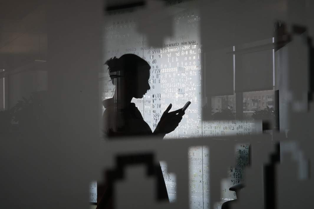 Девушка смотрит в телефон 