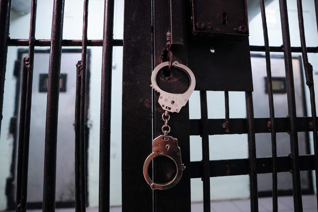 Наручники на решетке 