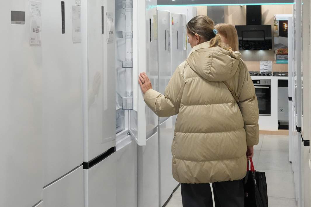 Девушка в магазине техники 