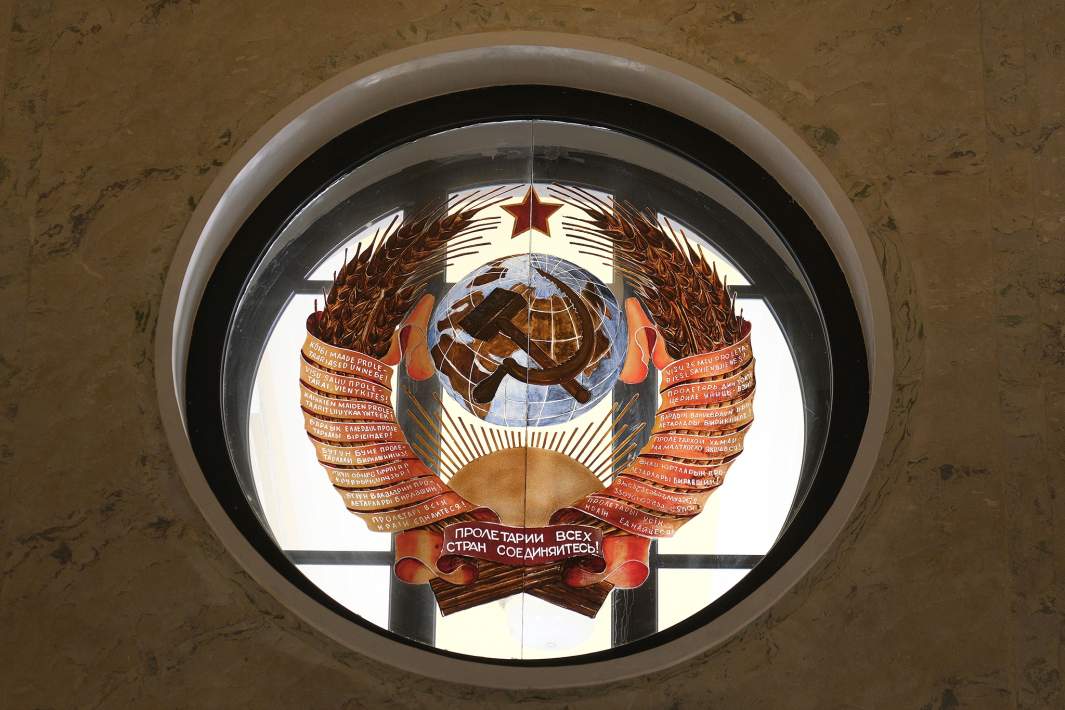 Герб СССР в интерьере Северного речного вокзала в Москве
