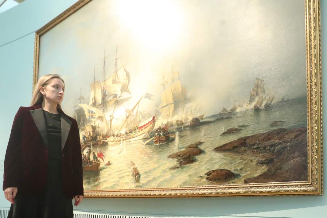 Посетительница музея рядом с картиной «Гренгамское морское сражение 27 июля 1720 года»