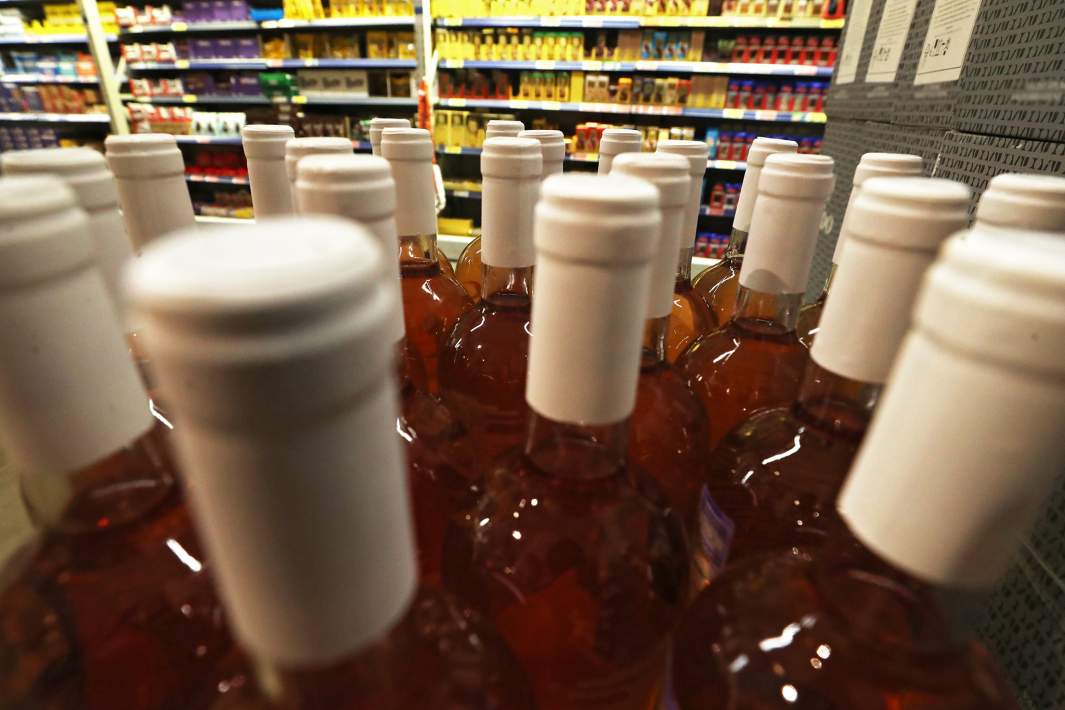 Алкоголь на полках магазина 