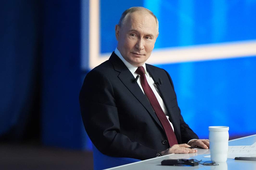 Президент РФ Владимир Путин отвечает на вопросы во время специальной программы «Итоги года»