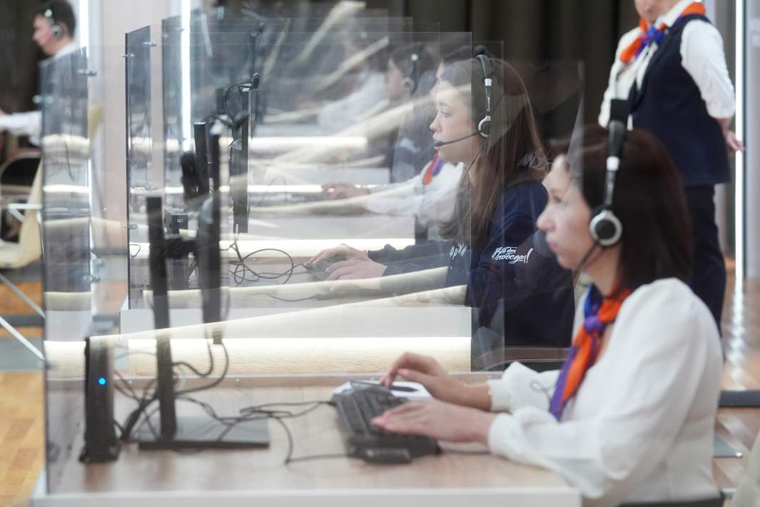 Сотрудники колл-центра «Прямой линии с президентом РФ Владимиром Путиным»