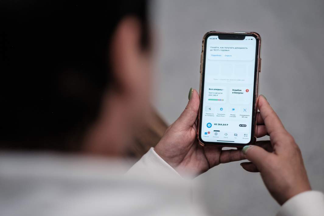 Пожилая женщина с мобильным телефоном в руке