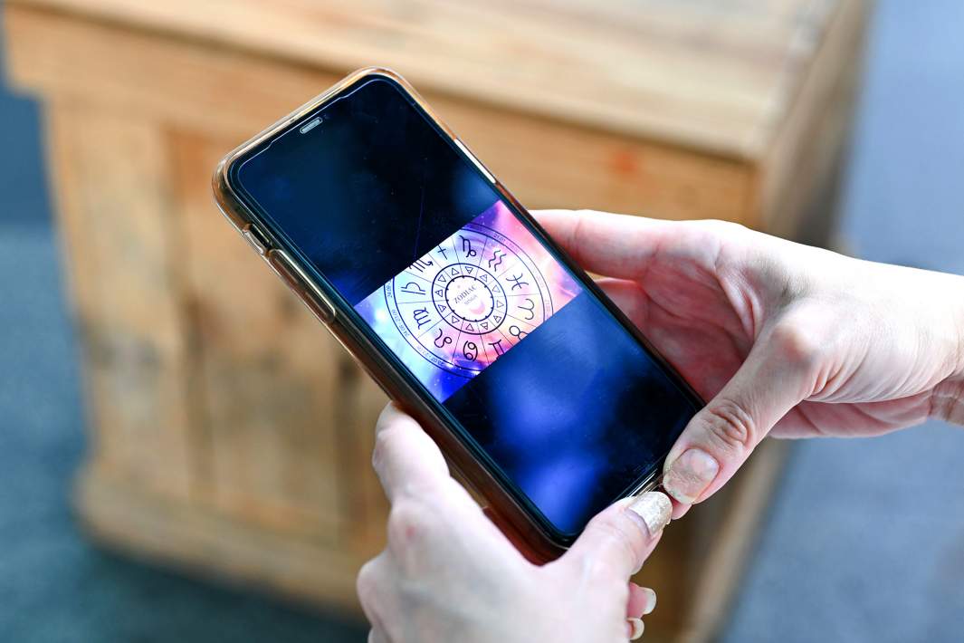 Приложение-гороскоп на экране смартфона