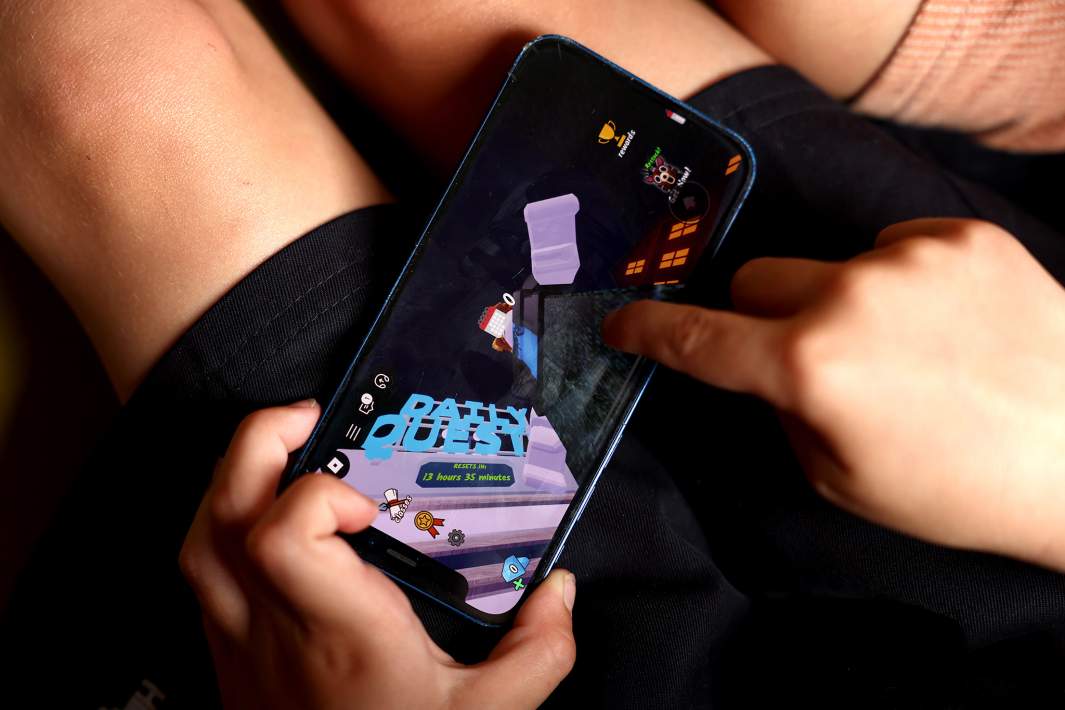 Ребенок играет в Roblox