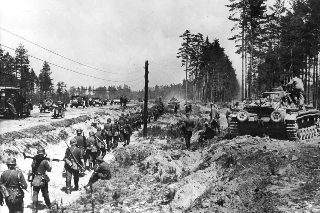 Немецкая пехота и техника группы армий «Центр» на марше на территории СССР. Июль 1941 года