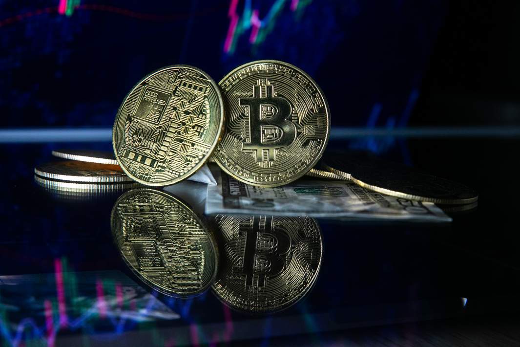 Биткоин на столе 