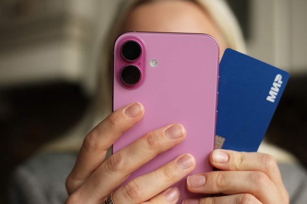 Девушка со смартфоном и банковской картой