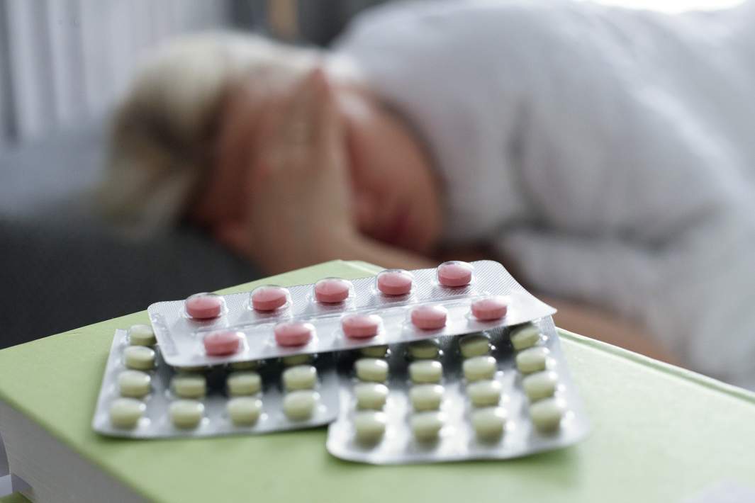 Таблетки на тумбочке 