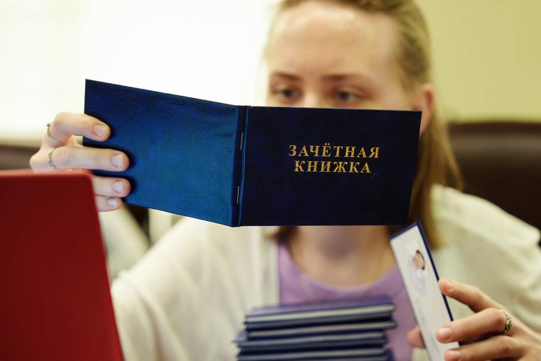 Зачетная книжка в руках сотрудницы института