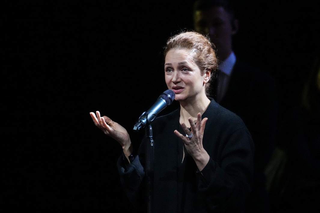 Актриса Виктория Исакова на церемонии прощания с народной артисткой РФ Верой Алентовой