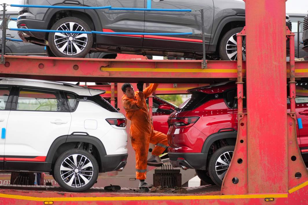 Машины в автовозе 