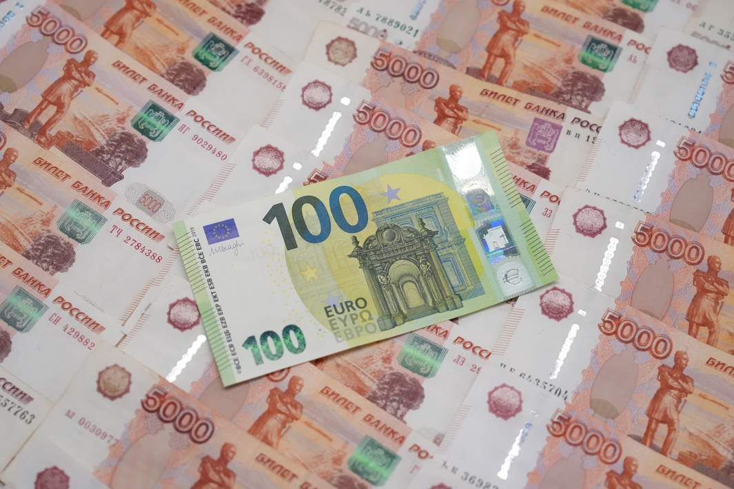 Денежные купюры рубли и евро