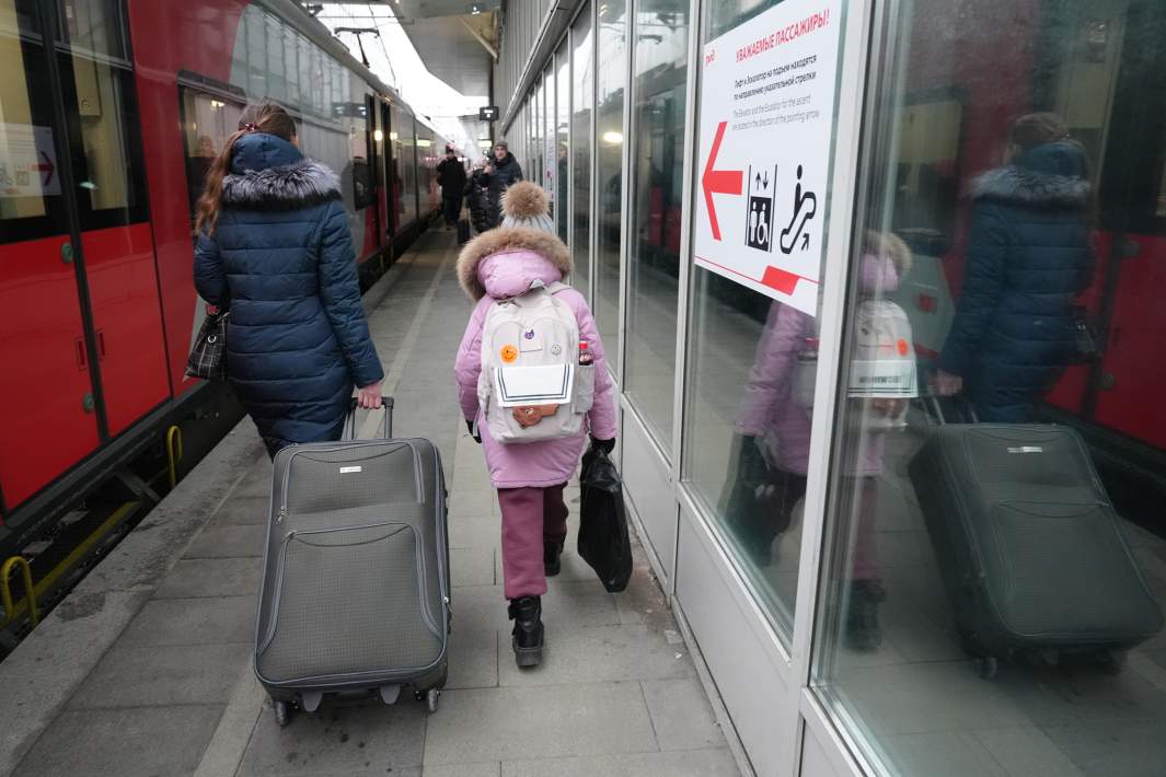 Мама с дочкой на вокзале 