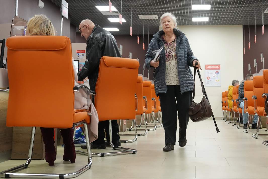 Пожилая женщина в МФЦ 
