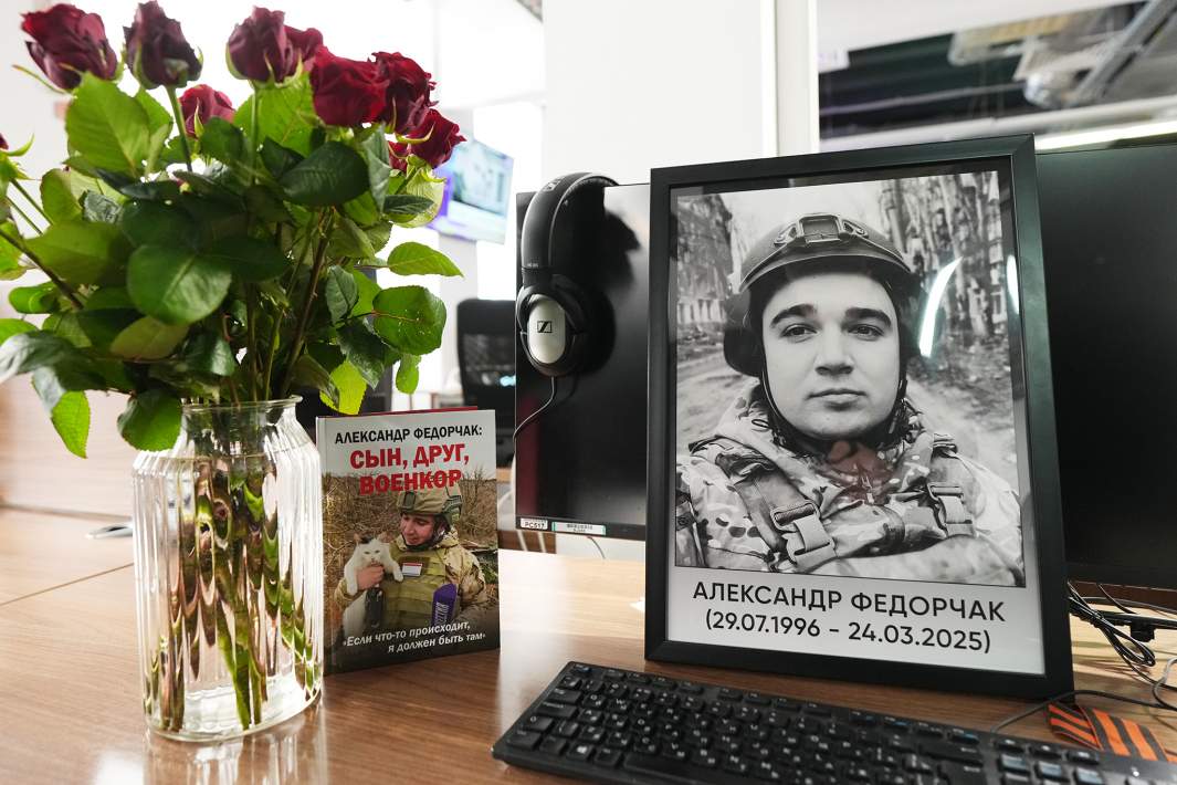 Портрет военного корреспондента Александра Федорчака и цветы на рабочем месте в московской редакции МИЦ «Известия»