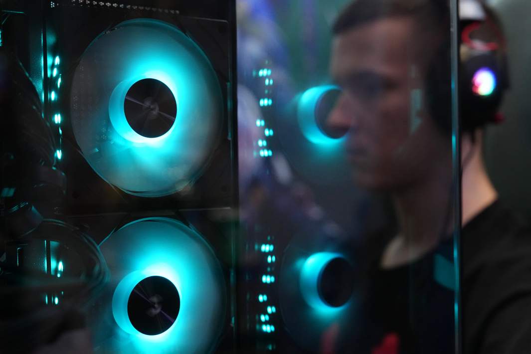 Игрок играет в компьютер 