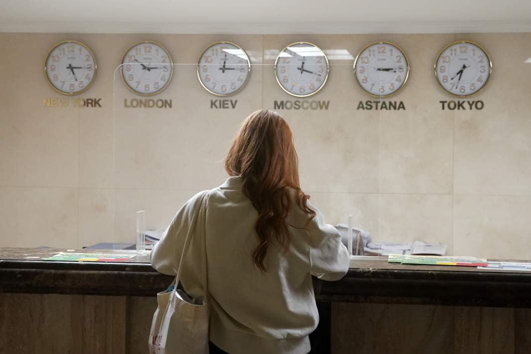 Девушка на ресепшене 