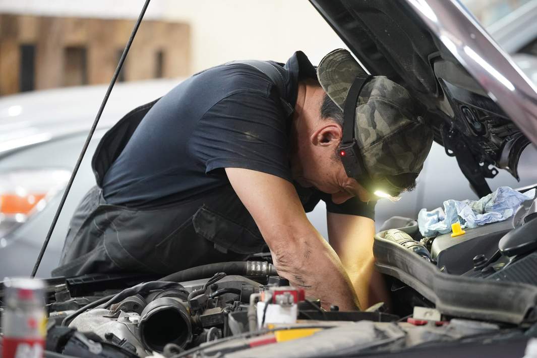 Автослесарь за работой 