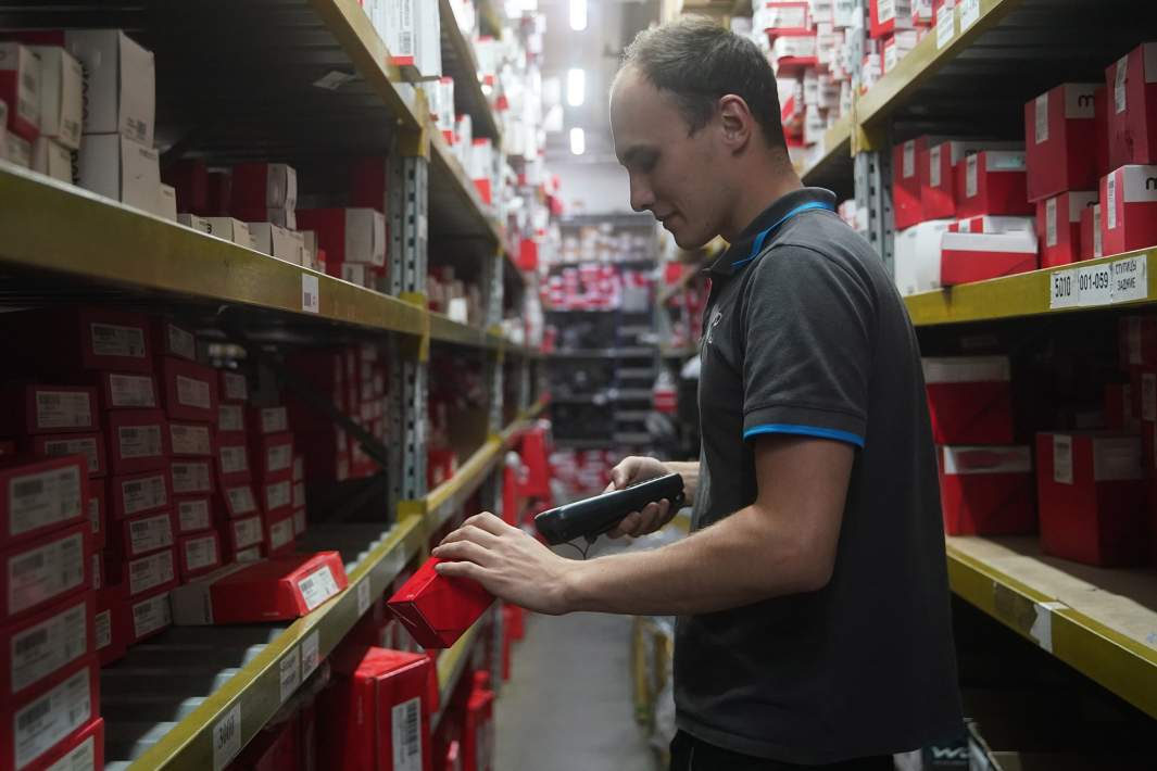 Сотрудник сервиса сканирует штрихкод