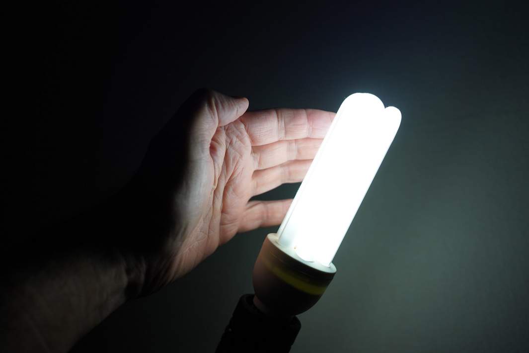 лампа в руках