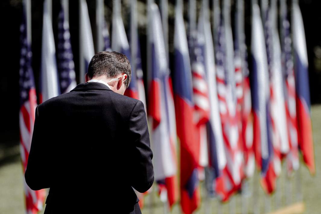 Мужчина на фоне флагов России и США 