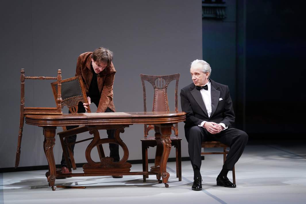 Актеры Алексей Трофимов в роли Павла Есенского и Евгений Стеблов в роли Франтишека Абеля (слева направо) в спектакле «Соло для часов с боем»