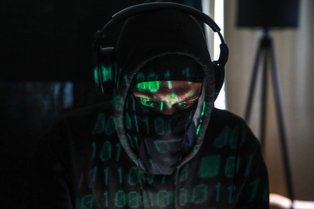 Хакер во время взлома