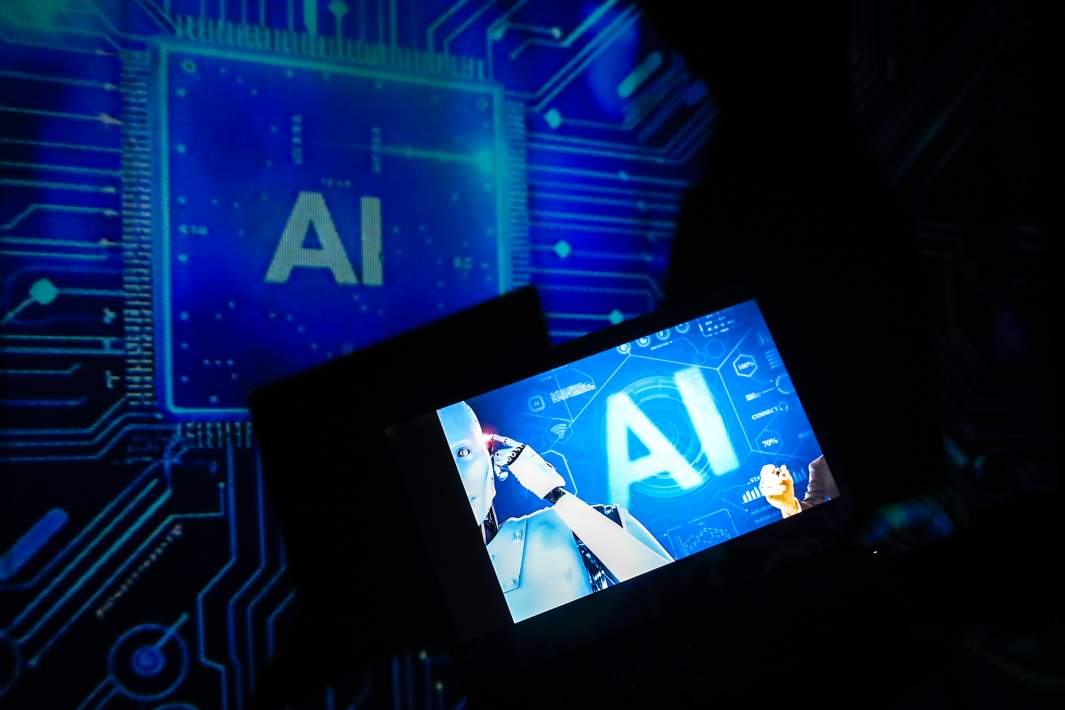 Изображение искусственного интеллекта на экране 