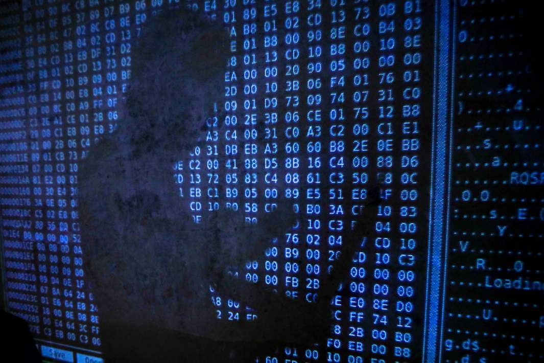 Тень мошенника на стене 