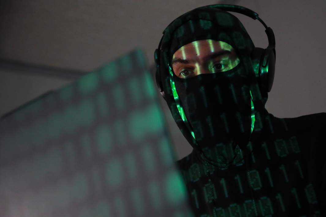 Мошенник смотрит в ноутбук