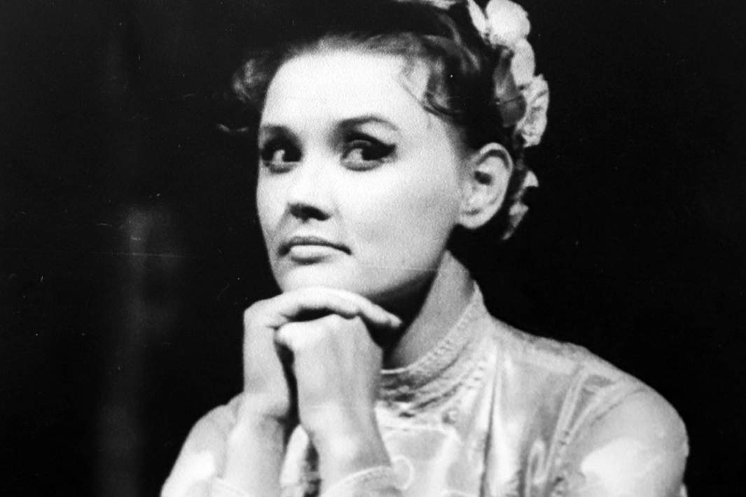 Актриса Вера Алентова в спектакле «Шоколадный солдатик». 1966 год