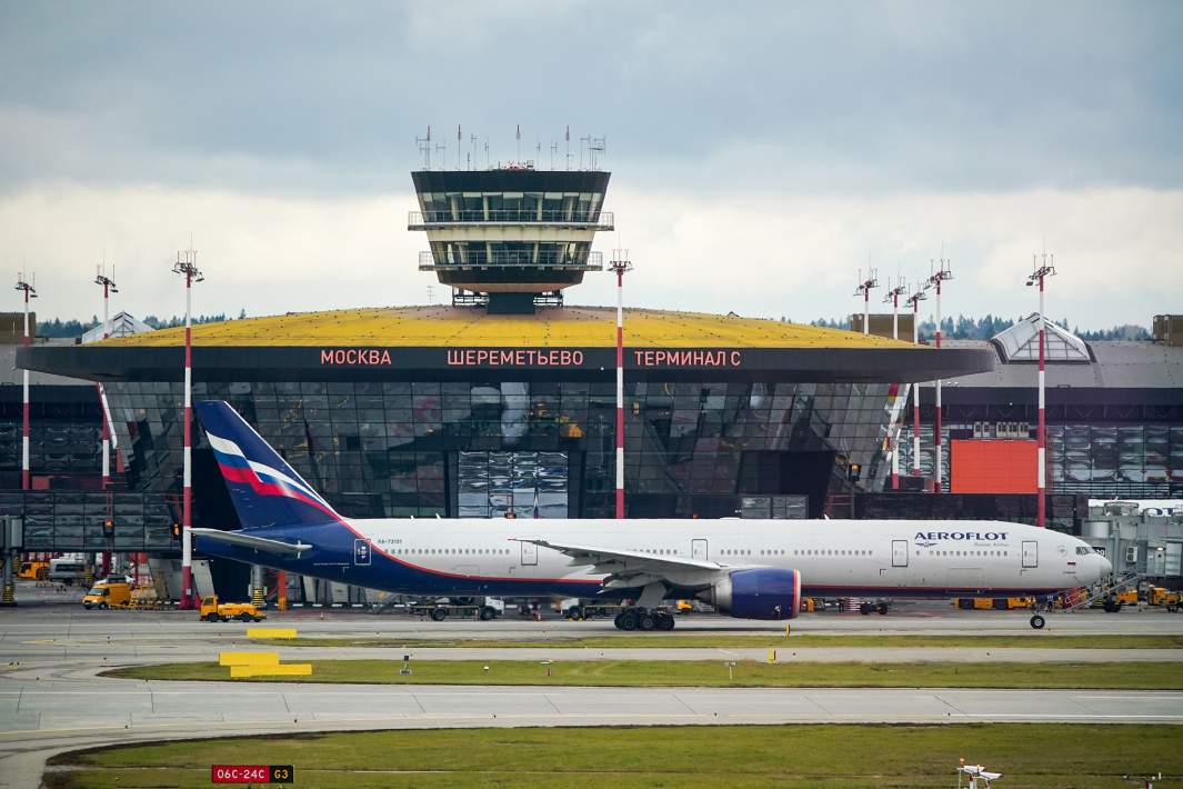 Самолет авиакомпании «Аэрофлот» на взлетно-посадочной полосе аэропорта Шереметьево