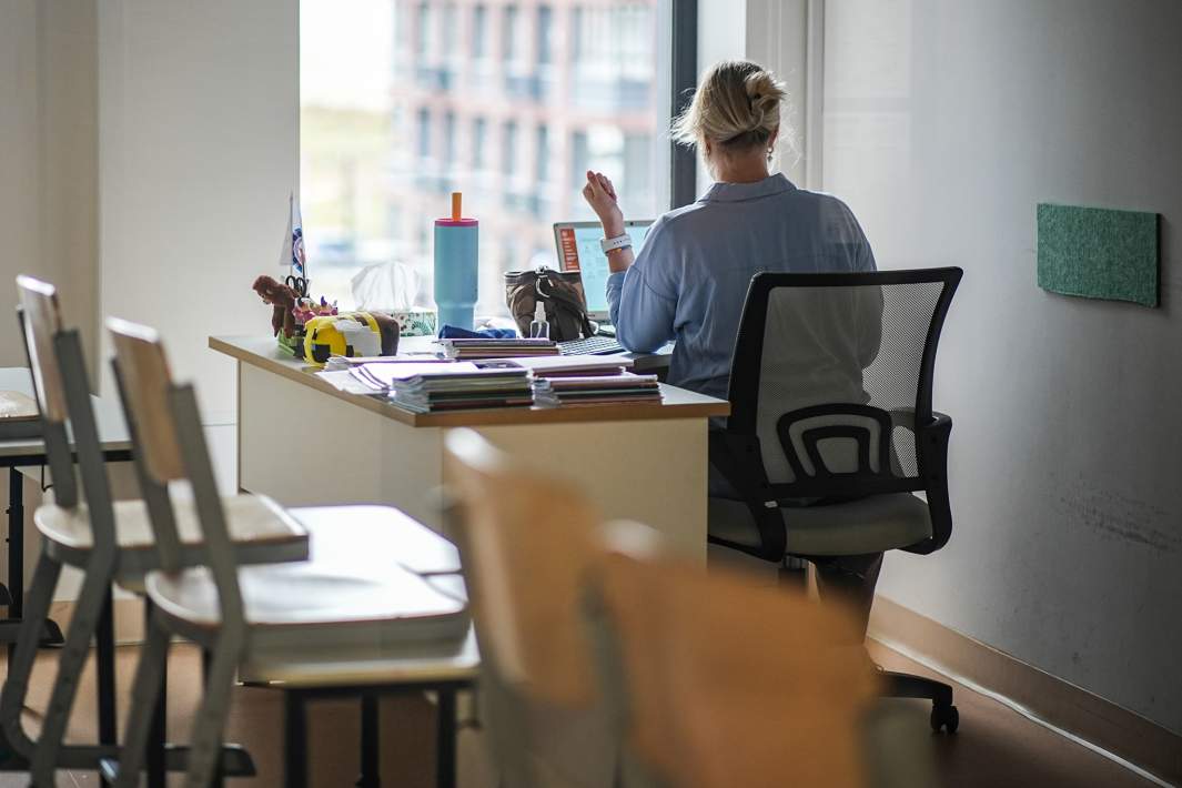 Учитель в школе 