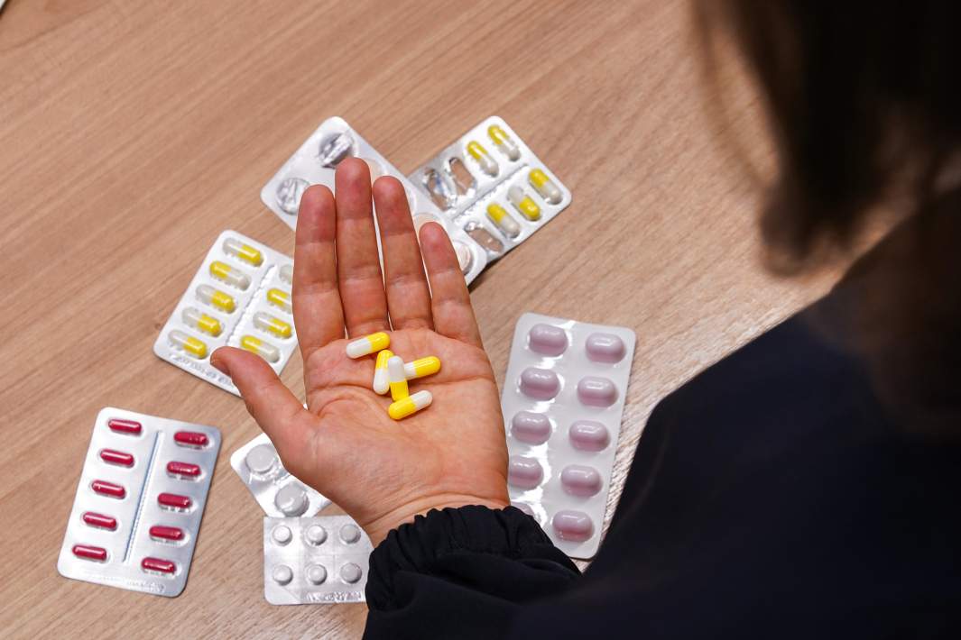 таблетки в руке