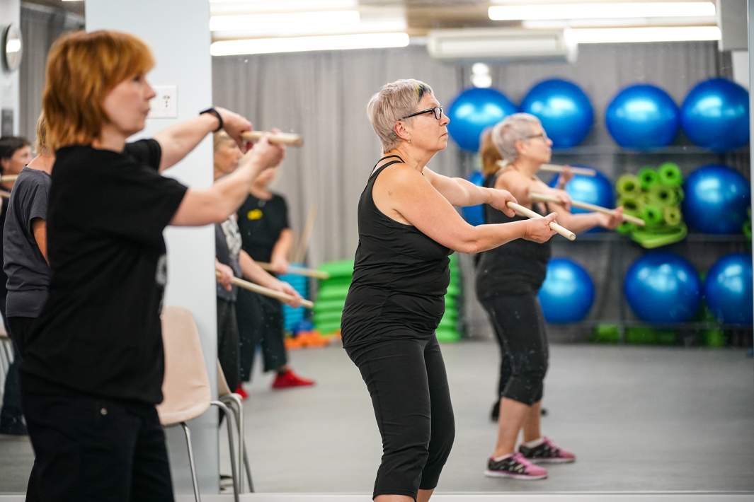 Женщина занимается спортом 