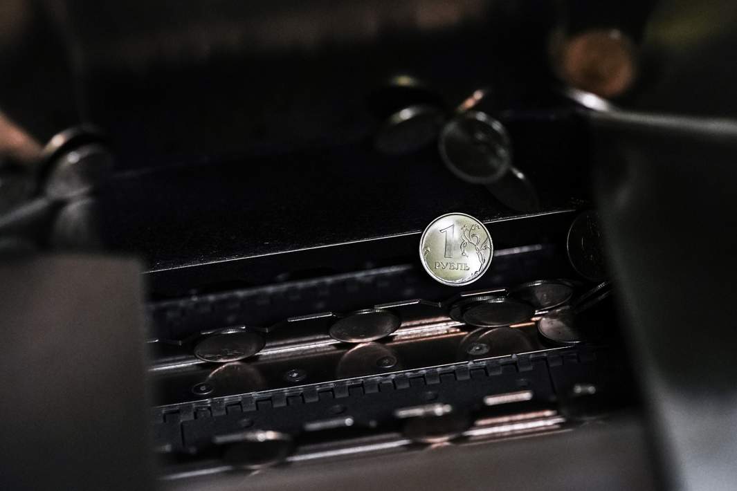 Чеканка рублевых монет в производственном цехе Московского монетного двора