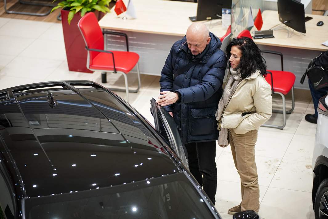 Покупатели в дилерском центре 