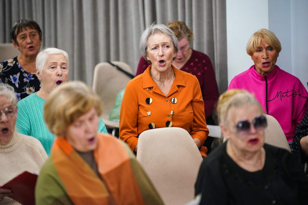 Женщины поют в хоре 