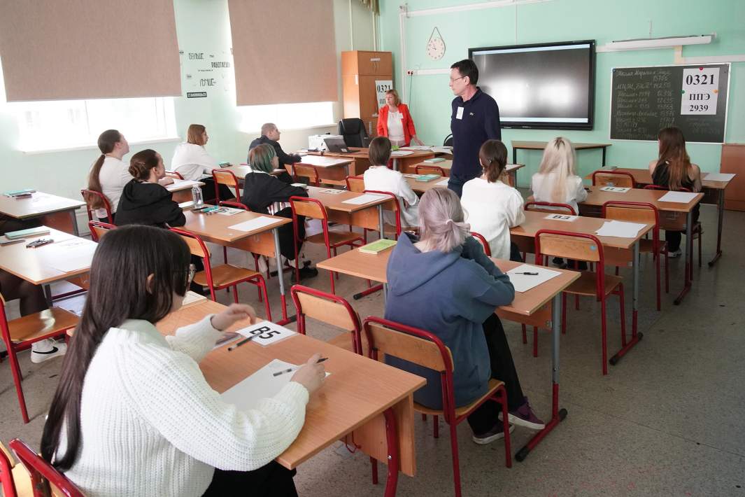 Школьники перед сдачей единого государственного экзамена