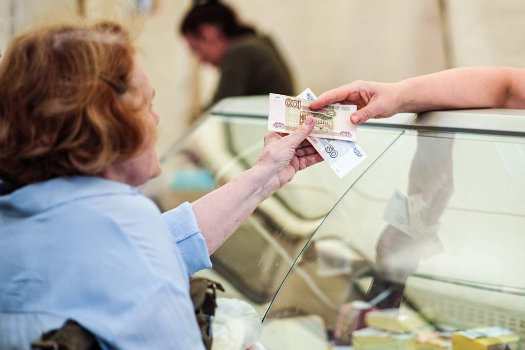 Пенсионер оплачивает покупки 